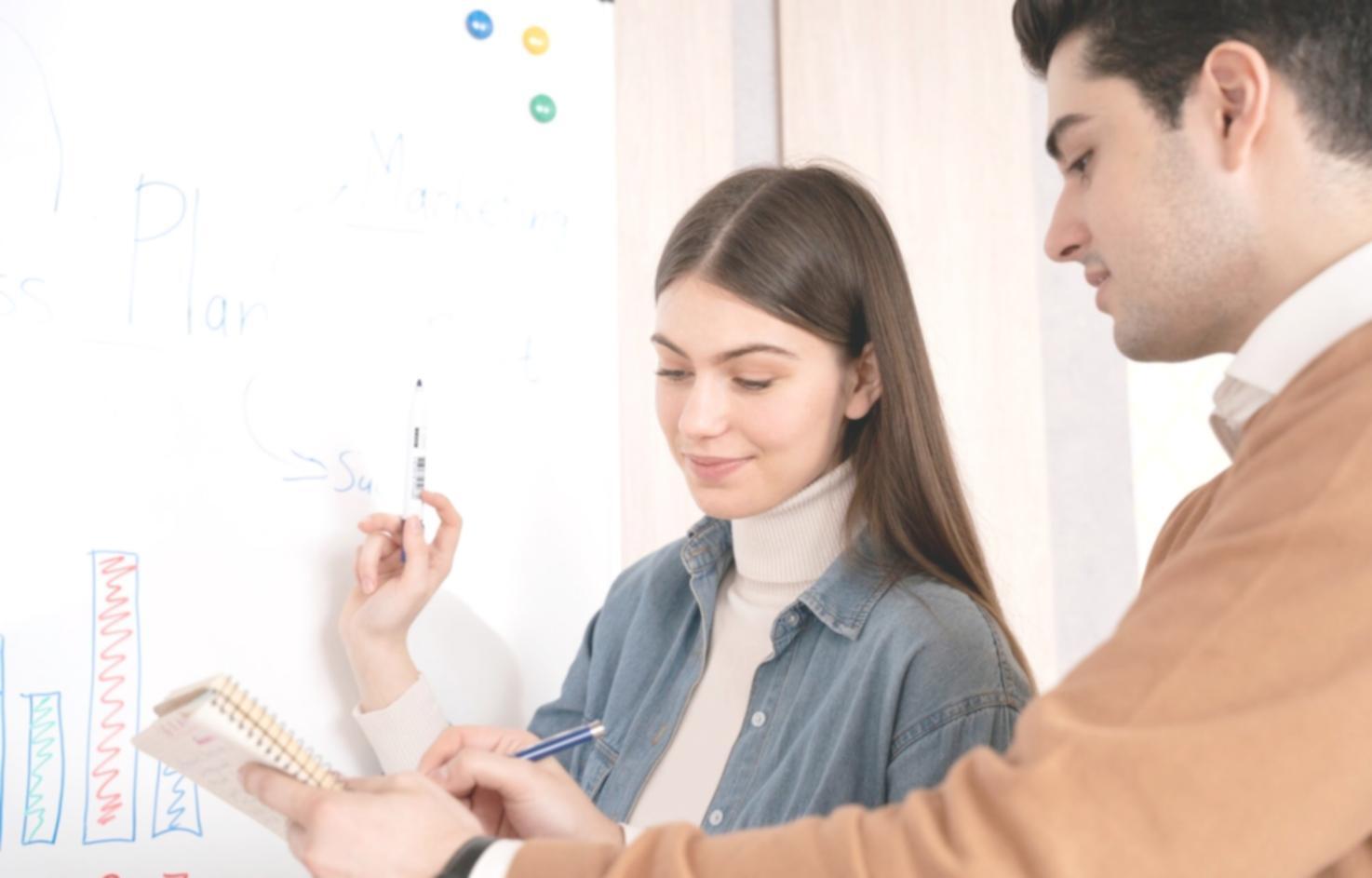 Person analysiert Finanzunterlagen am Schreibtisch